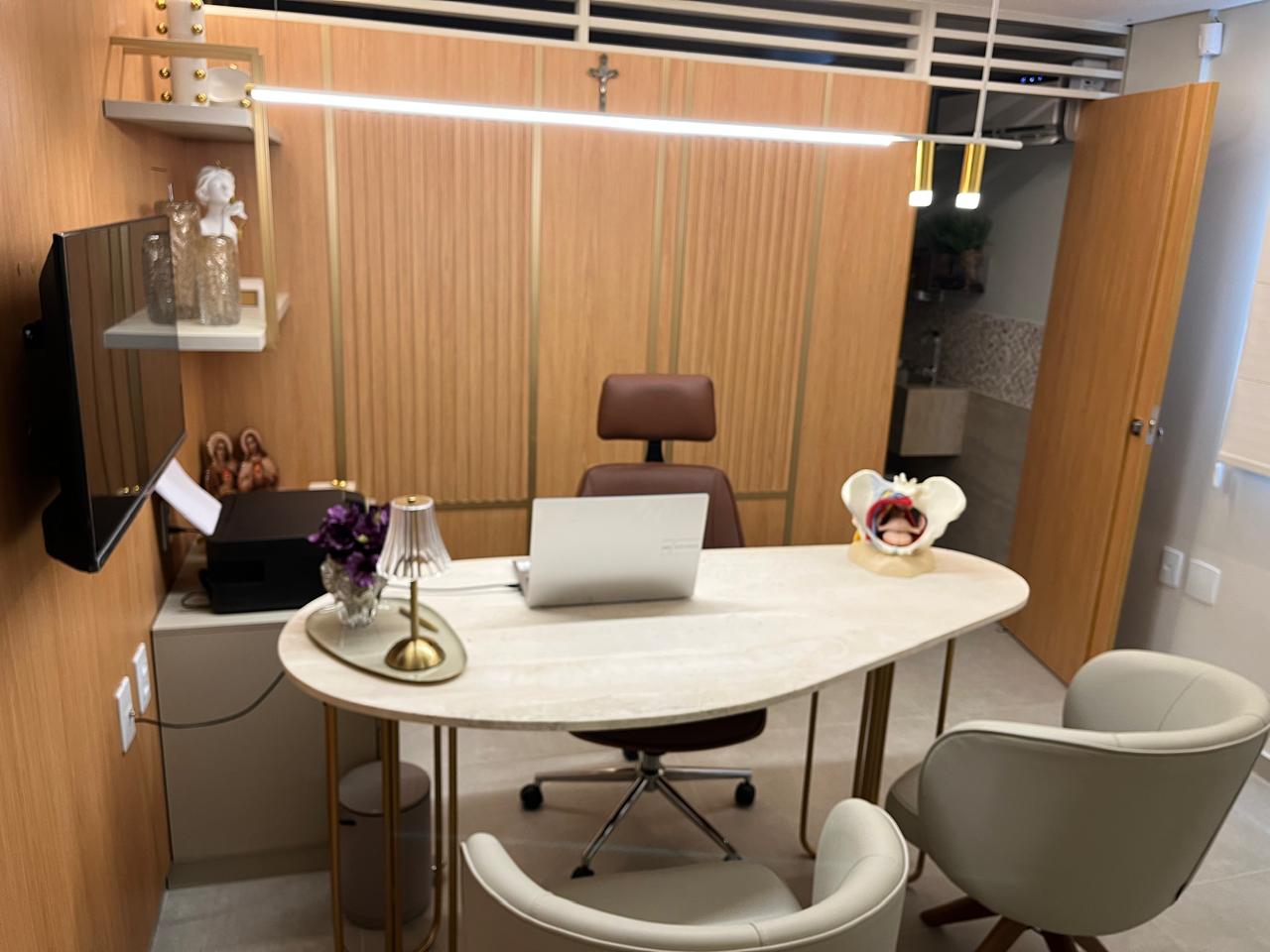 Mesa de atendimento do consultório da Dra. Marília Clara