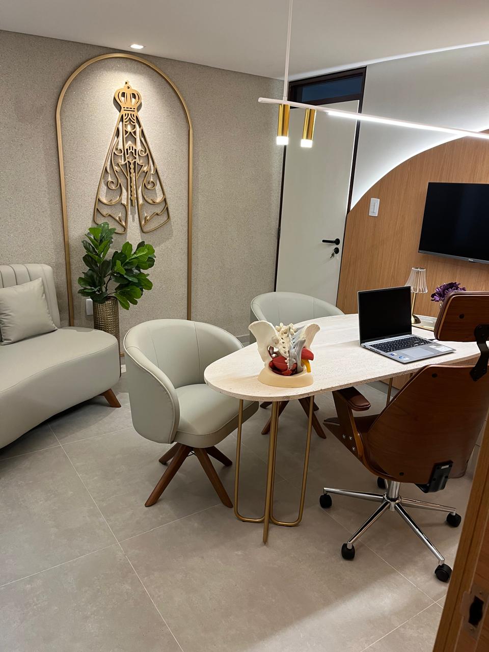Sala de consulta com poltronas e mesa de atendimento